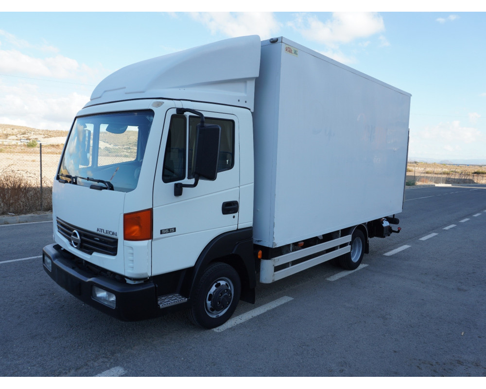 NISSAN ATLEON PMA 3500 KG DE OCASION CAJA CERRADA Y TRAMPILLA ELEVADORA