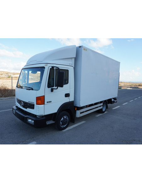 NISSAN ATLEON PMA 3500 KG DE OCASION CAJA CERRADA Y TRAMPILLA ELEVADORA
