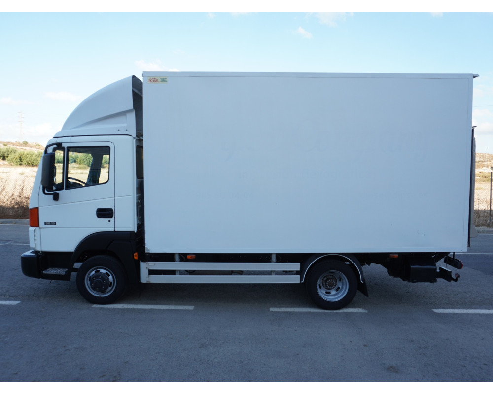 NISSAN ATLEON PMA 3500 KG DE OCASION CAJA CERRADA Y TRAMPILLA ELEVADORA