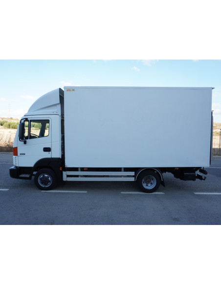 NISSAN ATLEON PMA 3500 KG DE OCASION CAJA CERRADA Y TRAMPILLA ELEVADORA