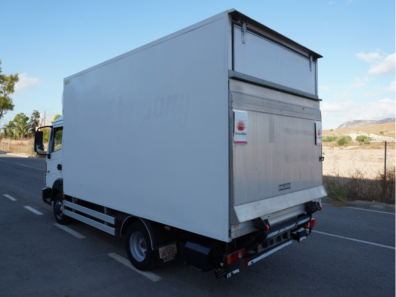 NISSAN ATLEON PMA 3500 KG DE OCASION CAJA CERRADA Y TRAMPILLA ELEVADORA