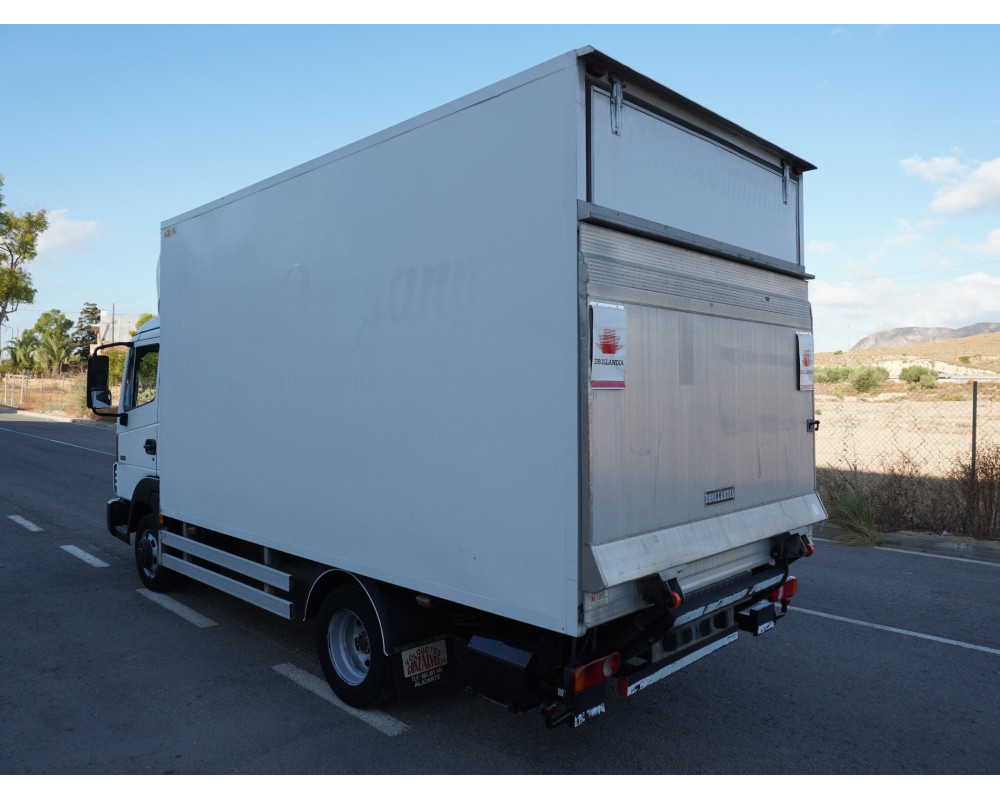 NISSAN ATLEON PMA 3500 KG DE OCASION CAJA CERRADA Y TRAMPILLA ELEVADORA