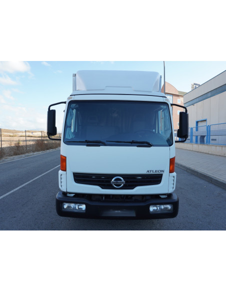 NISSAN ATLEON PMA 3500 KG DE OCASION CAJA CERRADA Y TRAMPILLA ELEVADORA