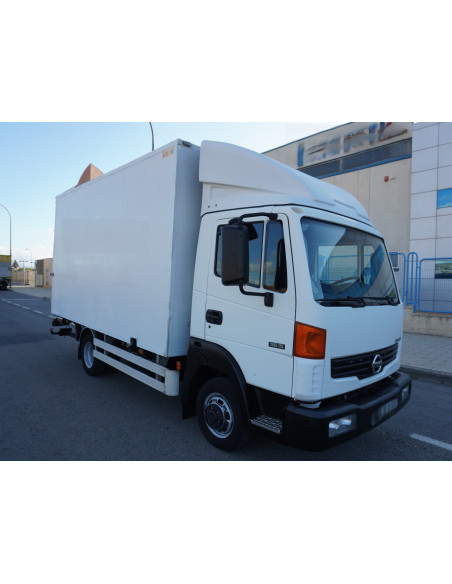 NISSAN ATLEON PMA 3500 KG DE OCASION CAJA CERRADA Y TRAMPILLA ELEVADORA