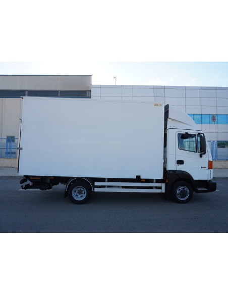 NISSAN ATLEON PMA 3500 KG DE OCASION CAJA CERRADA Y TRAMPILLA ELEVADORA