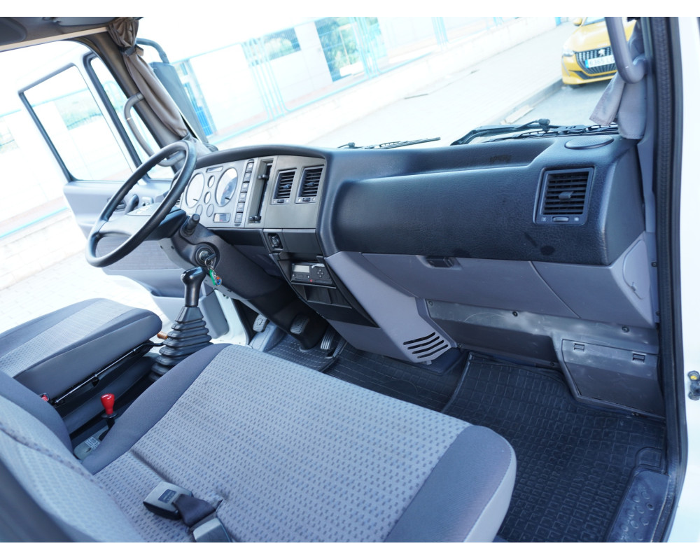 NISSAN ATLEON PMA 3500 KG DE OCASION CAJA CERRADA Y TRAMPILLA ELEVADORA
