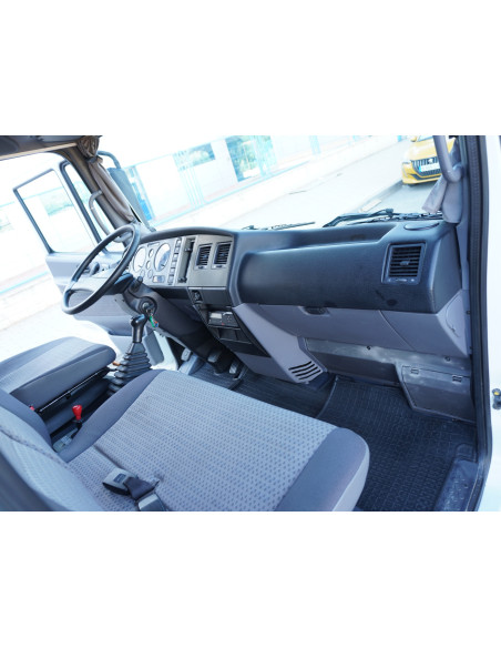 NISSAN ATLEON PMA 3500 KG DE OCASION CAJA CERRADA Y TRAMPILLA ELEVADORA