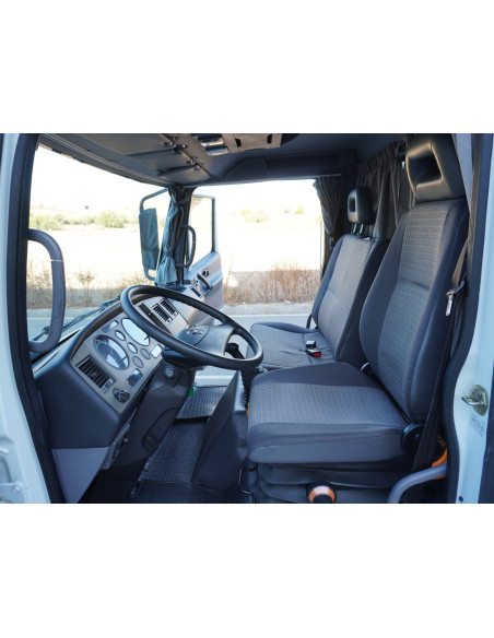 NISSAN ATLEON PMA 3500 KG DE OCASION CAJA CERRADA Y TRAMPILLA ELEVADORA