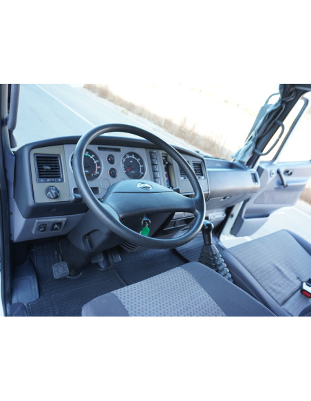 NISSAN ATLEON PMA 3500 KG DE OCASION CAJA CERRADA Y TRAMPILLA ELEVADORA