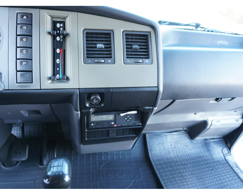 NISSAN ATLEON PMA 3500 KG DE OCASION CAJA CERRADA Y TRAMPILLA ELEVADORA