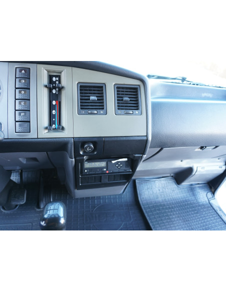 NISSAN ATLEON PMA 3500 KG DE OCASION CAJA CERRADA Y TRAMPILLA ELEVADORA