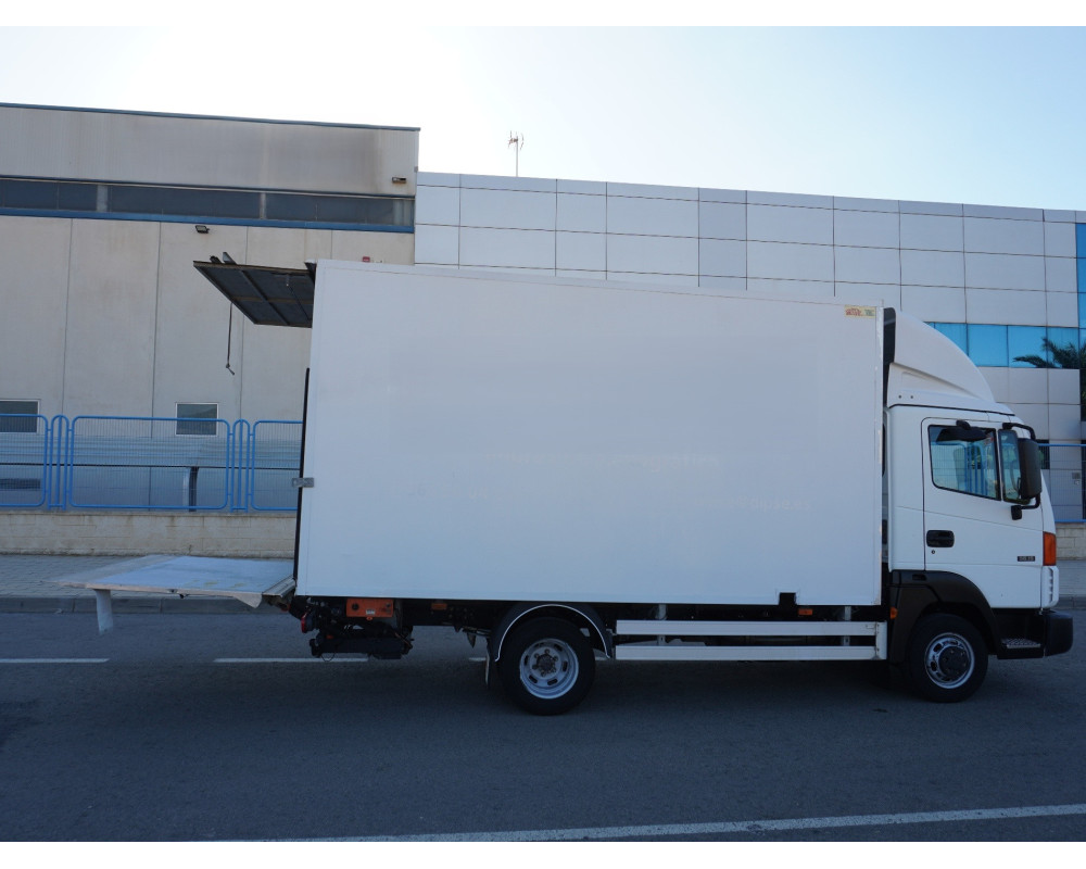 NISSAN ATLEON PMA 3500 KG DE OCASION CAJA CERRADA Y TRAMPILLA ELEVADORA