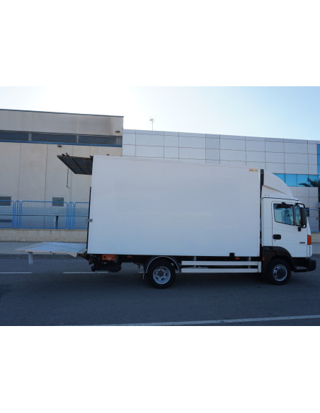 NISSAN ATLEON PMA 3500 KG DE OCASION CAJA CERRADA Y TRAMPILLA ELEVADORA
