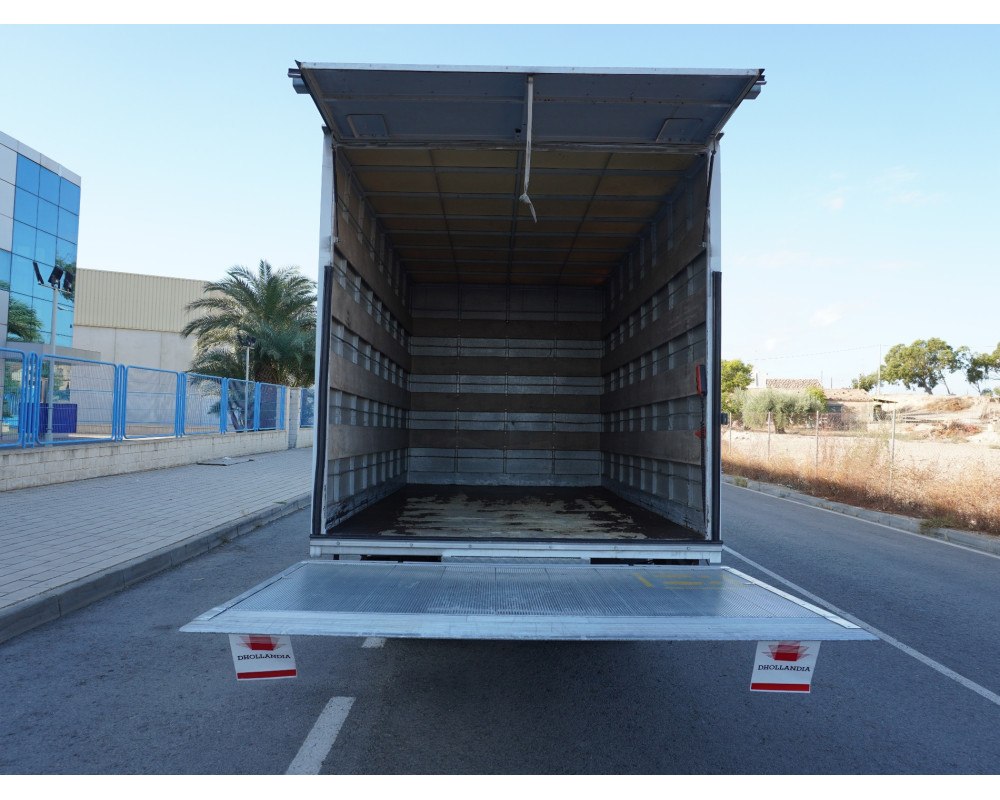 NISSAN ATLEON PMA 3500 KG DE OCASION CAJA CERRADA Y TRAMPILLA ELEVADORA