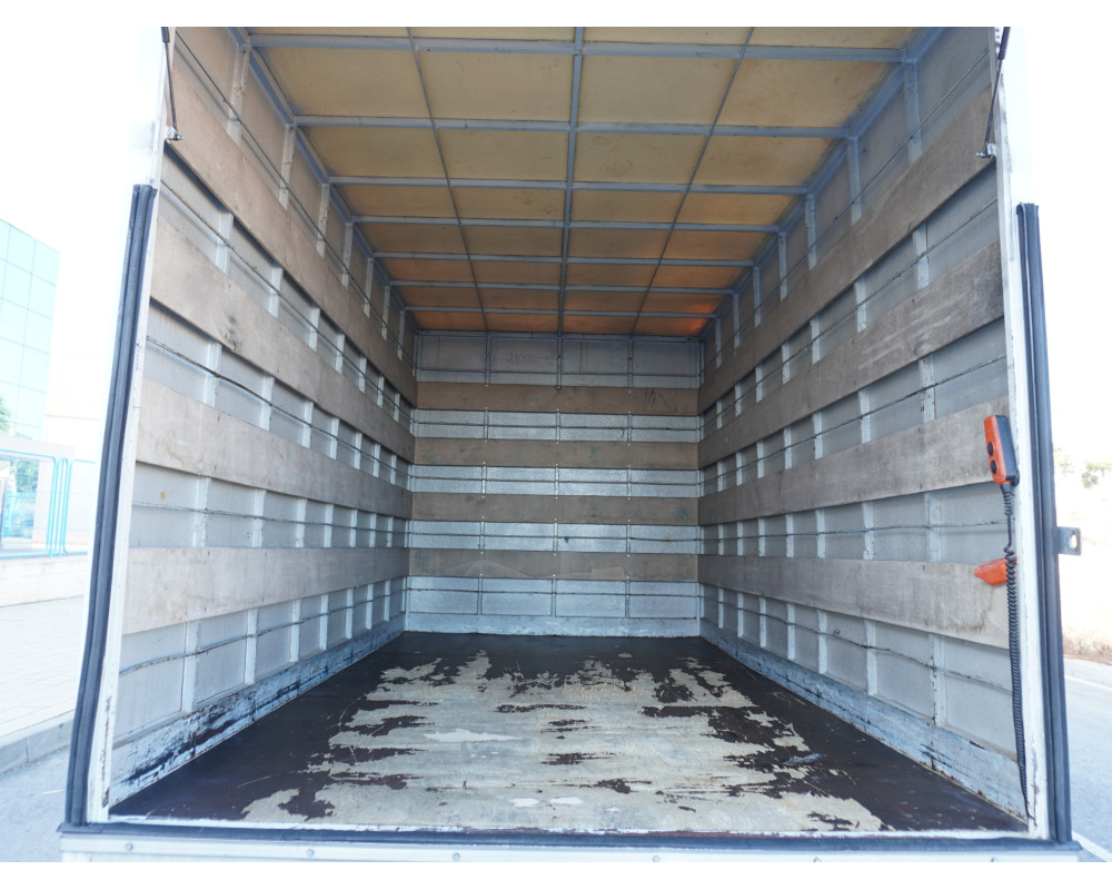 NISSAN ATLEON PMA 3500 KG DE OCASION CAJA CERRADA Y TRAMPILLA ELEVADORA
