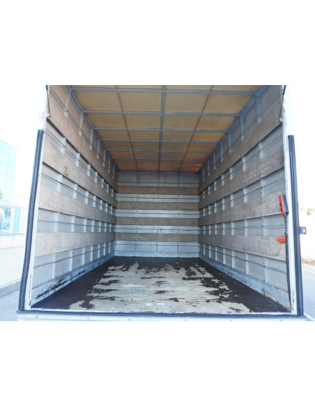 NISSAN ATLEON PMA 3500 KG DE OCASION CAJA CERRADA Y TRAMPILLA ELEVADORA